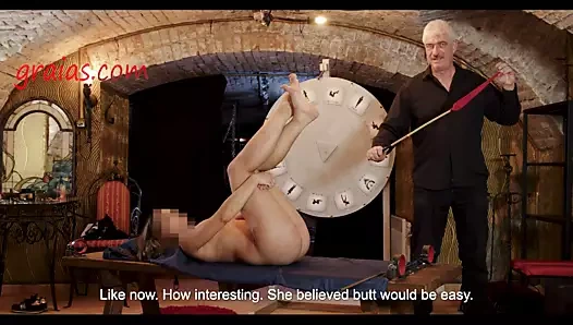 Sevimli genç kız ustanın hizmetine hazırlanır.