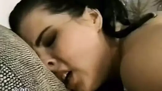 Edepsiz esmer bakış açısıyla yarağını emiyor