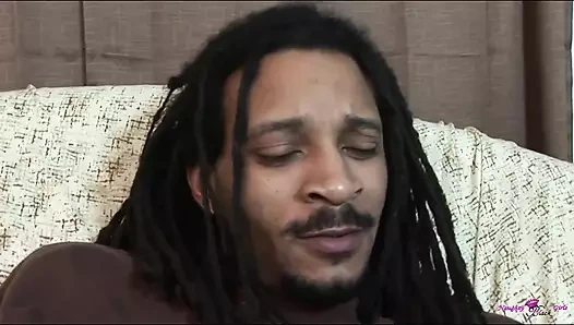 Adam sabırsızlıkla büyük yarağını bekleyen azgın iri güzel kadından sıkı amcık yalıyor