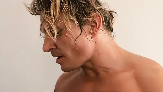 Penny Flame 18 yaşındaki yüzünü dölle kaplıyor