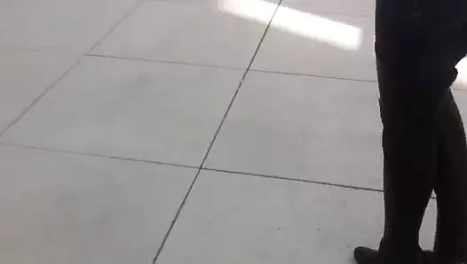 Kamu içinde uyluk çizmeler deneyen kadın