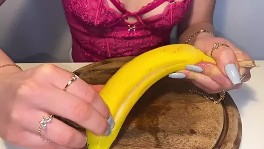 Uzun tırnaklar – muz ve yağ ile kötü alay