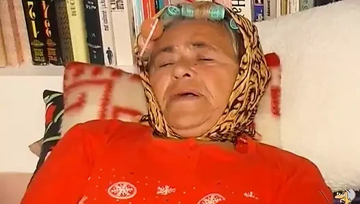 Oma Hotel- Heidrun, yaşlı bir kadın, kıllı amını seks oyuncağıyla memnun etmeyi seviyor