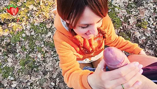 Ormanda tesadüfen tanıştığım sıska, tatlı bir kızıl saçlı taşaklarımı ve yarağımı sağdı. Bu süreçte göt deliğimi de yaladı.