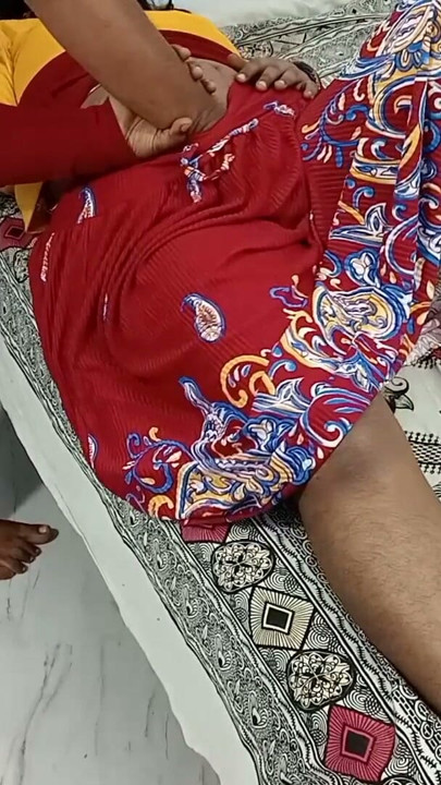 Tamil üvey kız kardeş porno izliyor üvey erkek kardeşi yakalandı ve sert üvey kız kardeş edepsizce ateşli inliyor | Klip 2