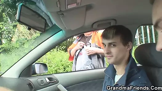 Sıcak büyükanne açık havada çift nüfuz alır