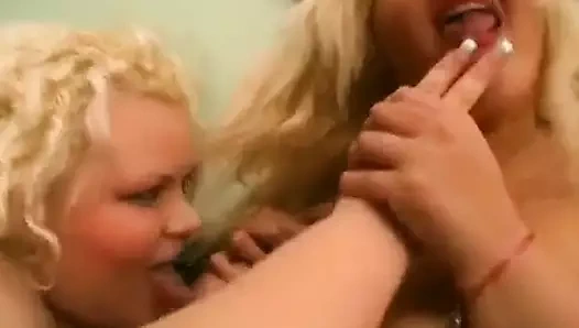 Azgın şişman iri güzel lezbiyen sürtükler amcık emmeye bayılıyor