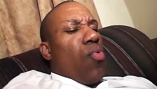 Yatak odasında büyük siyah yarak emiyor... Sadece emiyor ve küçük amcık sikiliyor