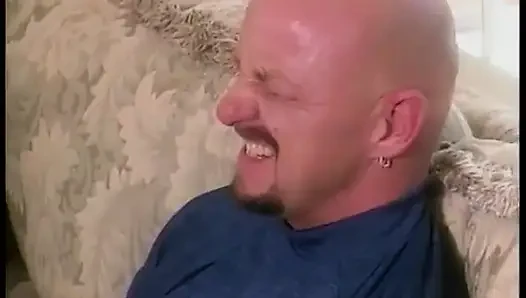 Azgın Asyalı sürtük süslü kanepede büyük beyaz bir yarağı emiyor