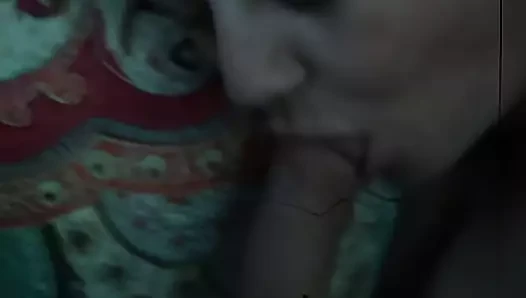 Erkek arkadaşım beni uyandırıyor, çünkü sikini emmemi istiyor
