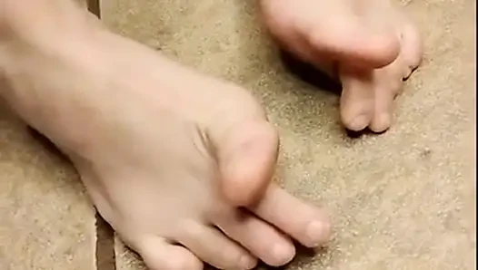 Büyük ayaklar uzun ayak parmakları üstte