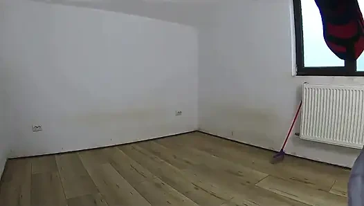 Erkek delisi hizmetçi terk edilmiş bir evi temizlerken süpürge ve paspasla mastürbasyon yapıyor