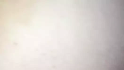 Bütün gece parti yaptıktan sonra o genç horozun tadını çıkarıyor