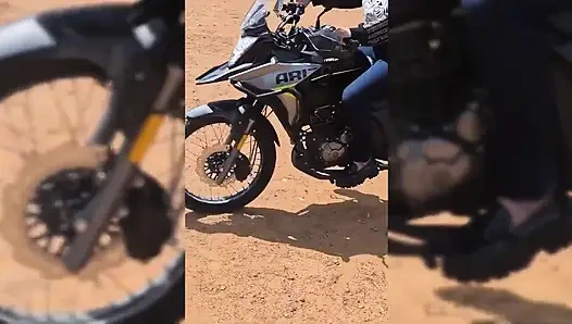 Bu aptalı sikiyorum çünkü motosiklete binmeme izin veriyor