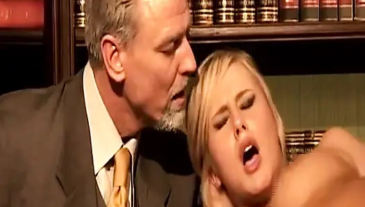 Doğal saçlı sarışın Alman genç erkek avcısı nostaljik sahnede anal seks yapıyor