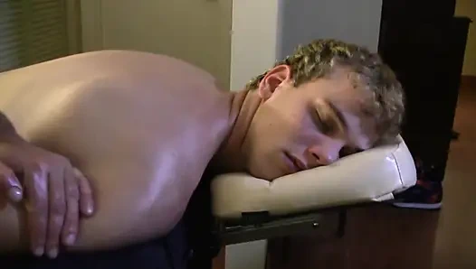Jock masaj yapıyor ve adam sikiliyor
