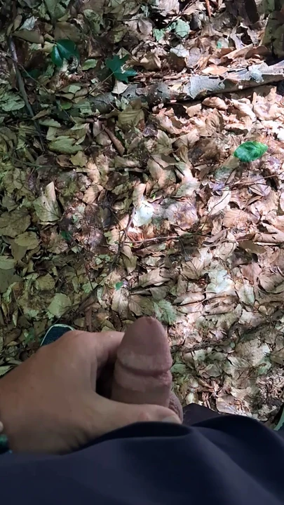 Azgın ormanda işedi