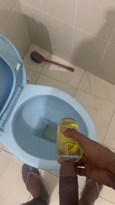 Sri Lankalı Oğlan Çişiyor 😋
