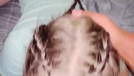 Büyük zenci yarağını ağzına alan ve ağzına alan beyaz bir sürtükle sinsi bağlantı