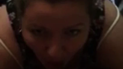 Ateşli harika bir öğürme bj veriyor