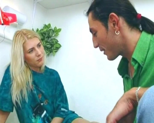 Alman sarışın bebek ateşli sikişin tadını çıkarıyor