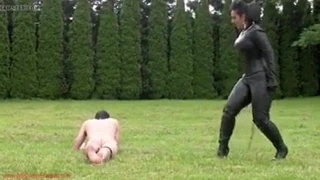 Deri metresi kamçı köle