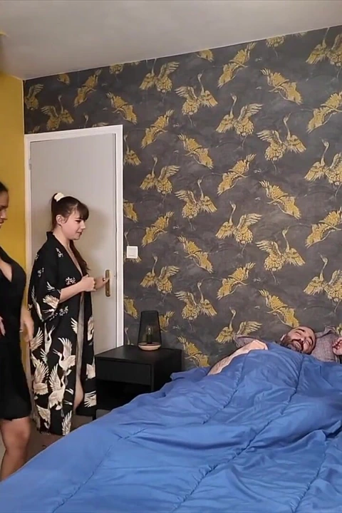 İki Ev Arkadaşım Beni Uyandırmaya Geldi, Böylece Onları Seviştirdim Ve ağzına Spermimi Verdim!