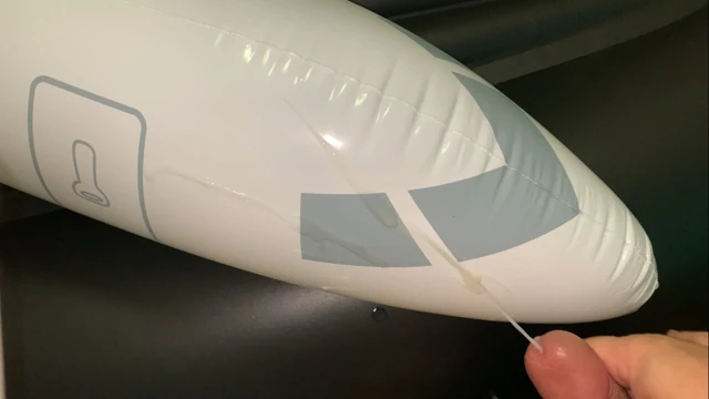 Küçük penis şişme uçakta ovuyor ve boşalıyor