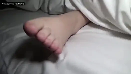 Eğlenceli model erken heyecanın tadını çıkarırken ve saatler sonra nazik yakınlığımızı derinleştirirken samimi çekim geri dönüyor - 1