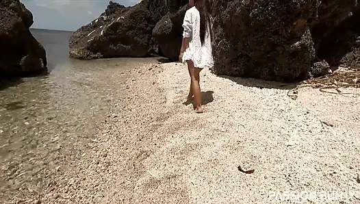 ****** plajında güzellik kendini parmaklıyor