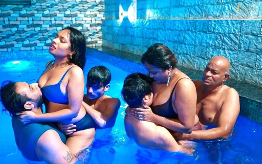 Grup seks yüzme havuzunda tam eğlence