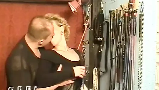 Sarışın piliç yumruklanıyor ve sert cezalandırılıyor