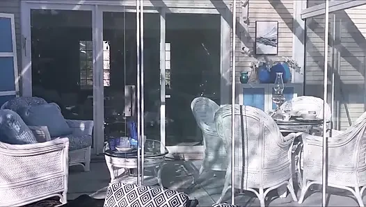Hunk üvey baba ayı verandada çıplak güneşleniyor 6