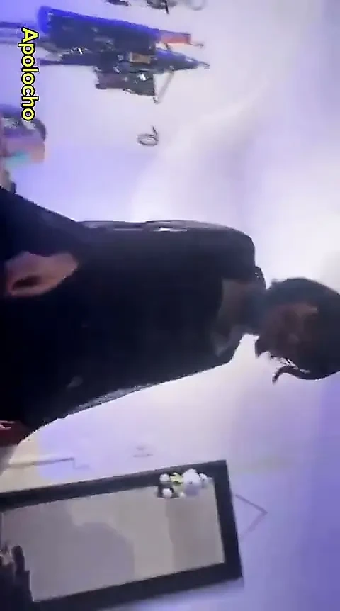Gotik altern ve ünlü kız, kolayca sokmama izin vermiyor