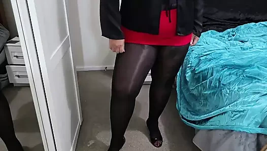 Bayan b saten ve mini etekli bir randevu için giyiniyor