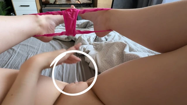 Школьница Со Сливочной киской трахает пальцами и испытывает оргазм!