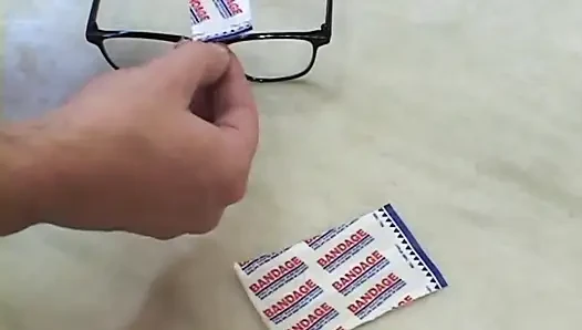 Güzel genç kız ayakla mastürbasyon yapıyor, büyük bir yarağı emiyor ve sikiyor