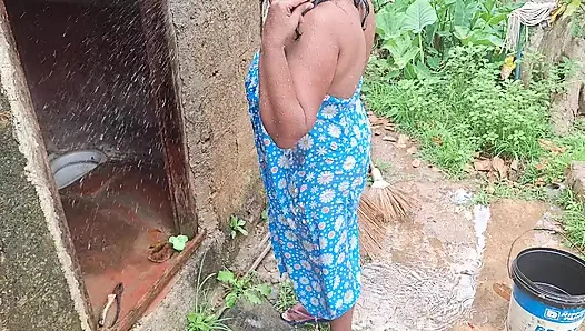 En ateşli üvey anne dışarıda banyo yapıyor