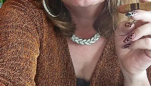 Puronun tadını çıkarırken güzel bir bardak şampanya içiyor