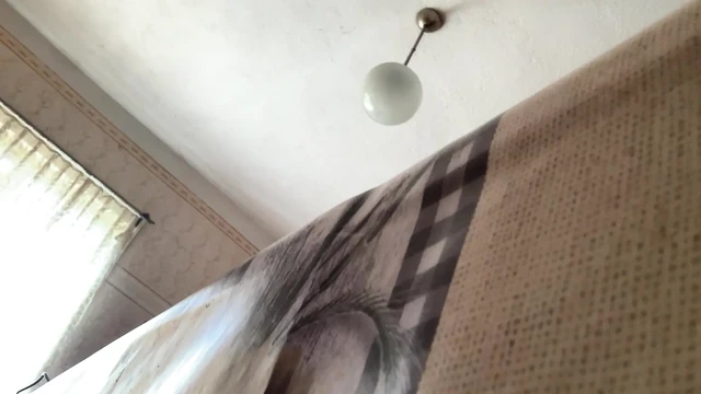 Я обожаю показывать свою мокрую киску, когда я одна дома