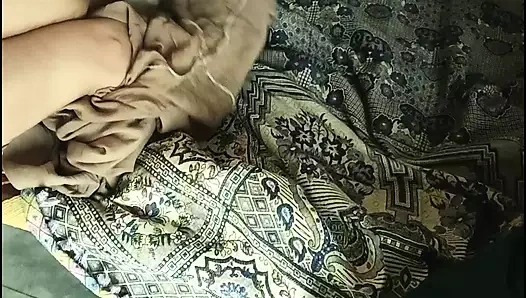 Üvey erkek kardeş üvey kız kardeşiyle sert sikişiyor