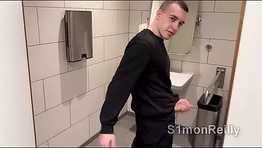 Halka açık seyir - heteroseksüel adamı halka açık alışveriş merkezi tuvaletine davet etmek