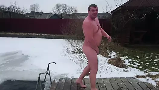 Coroa lindo tomando banho na agua gelada