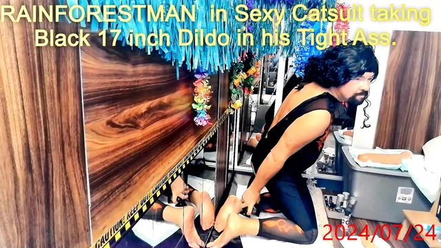 RAINFORESTMAN в облегающем комбинезоне принимает черный 17-дюймовый дилдо в его тугую задницу.