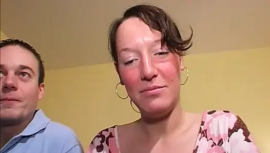 Amatör Alman sürtük yatak odasında iki azgın adamla sikişiyor