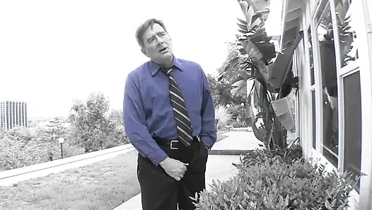 Yaşlı domuz üvey kızının ateşli zenci arkadaşına vuruyor