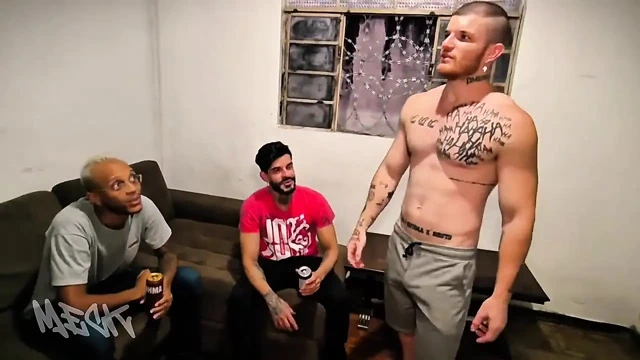 Flört yıldönümü hediyesi olarak çağrıldım ve hediyesinden çok memnun.