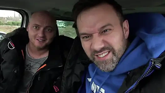 Sarışın orta yaşlı seksi kadın arabada iyi yarak emiyor