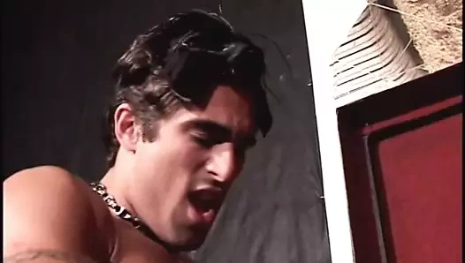 iki sıcak uygun kaslı adamlar şımartın içinde bir sıcak oral seks