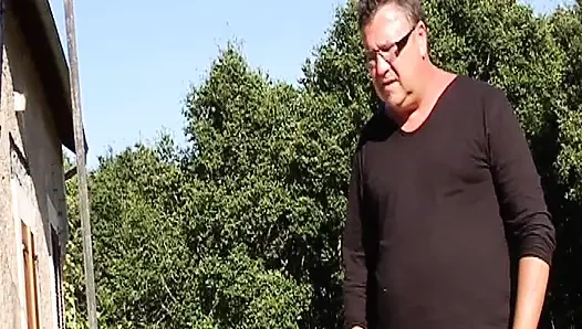 Fransız sürtük açık havada gösteride sikiliyor